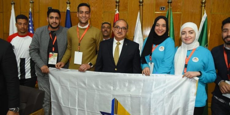 رئيس جامعة أسيوط يدعو الشباب الي استنساخ تجربة محمد صلاح