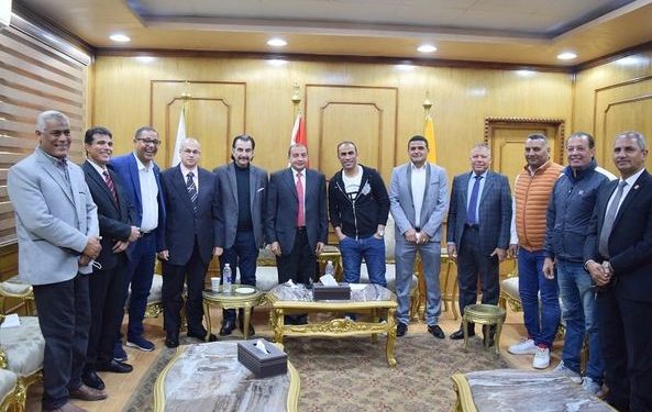 رئيس جامعة بنى سويف يستقبل مدير الكرة بالنادي الأهلي