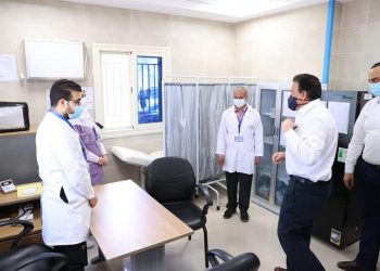 عبدالغفار يستجيب لوالدة شاب يعاني من تيبس المفاصل ويوجه بعلاجه على نفقة الدولة