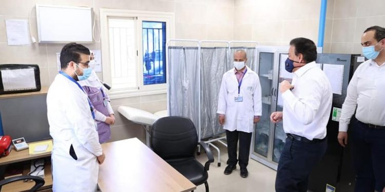 عبدالغفار يستجيب لوالدة شاب يعاني من تيبس المفاصل ويوجه بعلاجه على نفقة الدولة