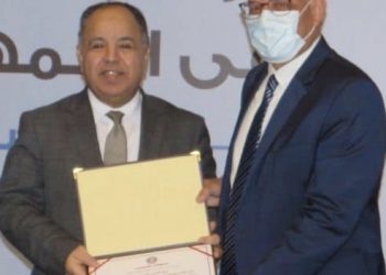 وزير المالية يكرم الخبير الدولي حسن عودة لمساهمته في اعداد قانون المالية العامة الموحد