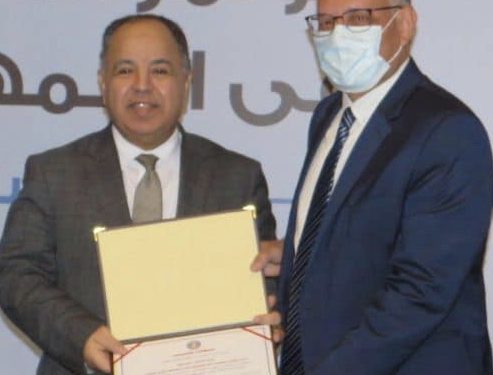 وزير المالية يكرم الخبير الدولي حسن عودة لمساهمته في اعداد قانون المالية العامة الموحد