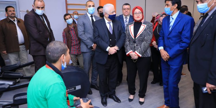 شاهد.. طارق شوقي يتفقد مركز تأهيل ذوى الاحتياجات الخاصة بالعاشر من رمضان