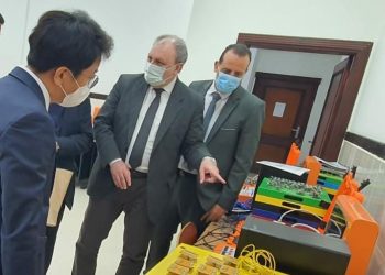 رئيس جامعة بني سويف التكنولوجية يستقبل وفدًا كوريًا لتعزيز التعاون