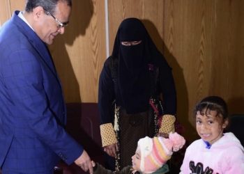 رئيس جامعة سوهاج يستقبل ابنة “البلينا” وطفليها للبدء في رحله العلاج