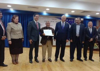 رئيس جامعة بنها: حريصون على التلاحم والتواصل مع الجهاز الإداري والعاملين