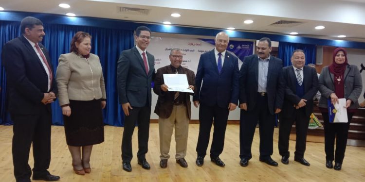 رئيس جامعة بنها: حريصون على التلاحم والتواصل مع الجهاز الإداري والعاملين