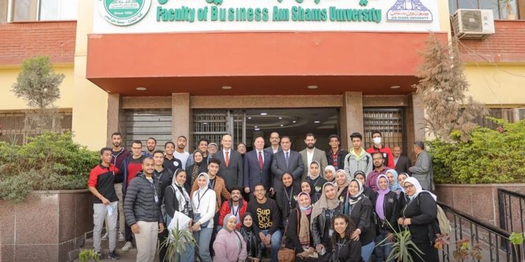 الطيار وليد مراد في ضيافة «تجارة عين شمس»