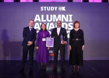 حصول  هشام سلام أستاذ علم الحفريات بالجامعة الأمريكية  على جائزة خريجي المملكة المتحدة 2022 في العلوم والاستدامة