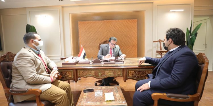 وزير التعليم العالي يُباشر عمله من مقر الوزارة بالعاصمة الإدارية الجديدة