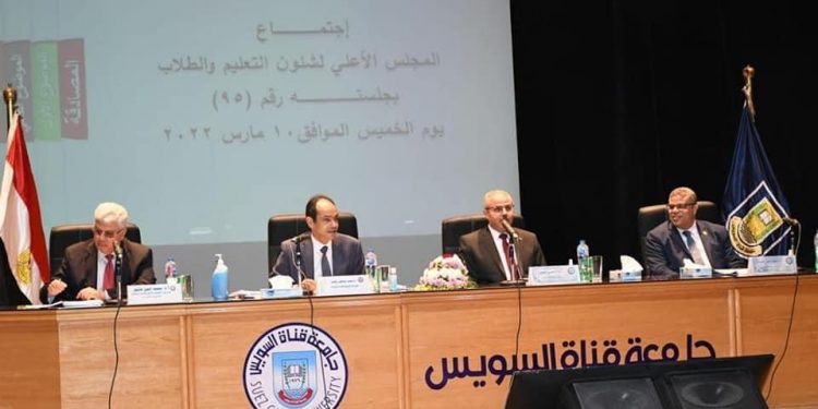 وزير التعليم العالي يستعرض تقريرًا حول اجتماع المجلس الأعلى لشئون التعليم والطلاب