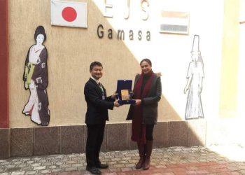 رئيس الجايكا بمصر يسلم درع تقدير للمدرسة اليابانية بجمصة