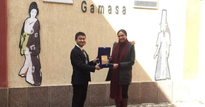 رئيس الجايكا بمصر يسلم درع تقدير للمدرسة اليابانية بجمصة