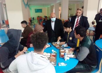 وكيل تعليم مطروح  يشارك طلاب المدرسة النووية على مائدة الإفطار