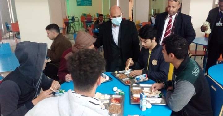 وكيل تعليم مطروح يشارك طلاب المدرسة النووية على مائدة الإفطار