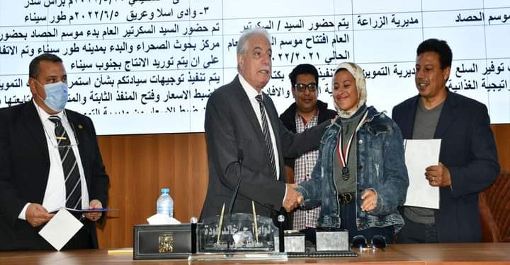 محافظ جنوب سيناء يكرم الحاصلة علي المركز الثاني في الملاكمة