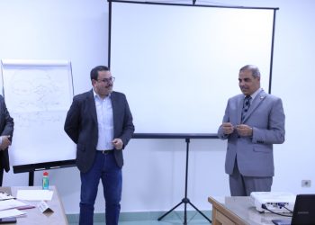 رئيس جامعة الأزهر يتفقد الدورة  التدريبية للهيئة المعاونة بمركز التدريب والتطوير