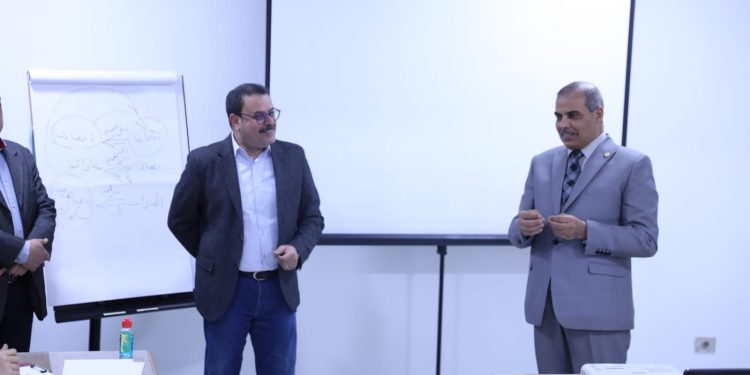 رئيس جامعة الأزهر يتفقد الدورة  التدريبية للهيئة المعاونة بمركز التدريب والتطوير