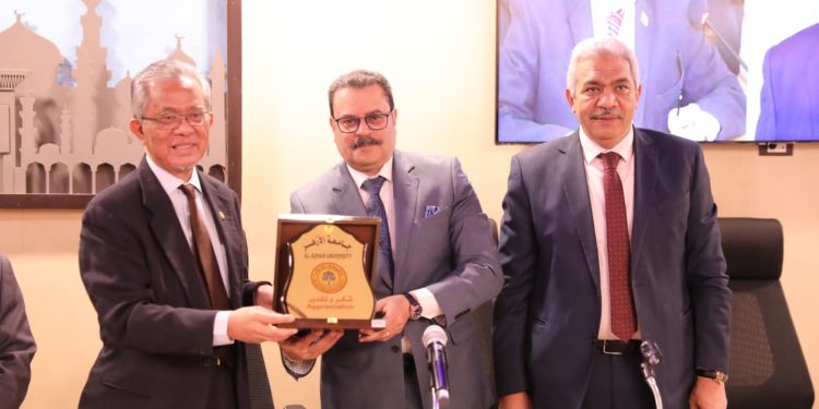 نائب وزير خارجية ماليزيا يشيد بجهود جامعة الأزهر في نشر الوسطية والاعتدال في العالم
