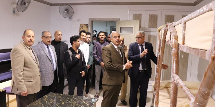 رئيس جامعة الأزهر يشيد بنموذج الغرف بالمدينة الجامعية للطلاب