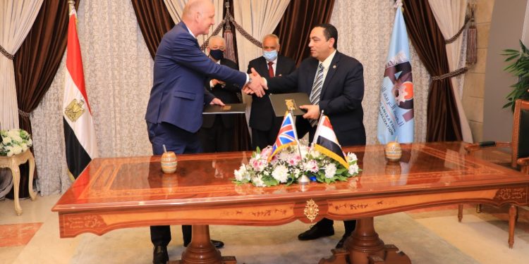 «التعليم»: توقيع عقد تصنيع الشاشات التفاعلية بالتعاون مع شركة بروميثيان الإنجليزية