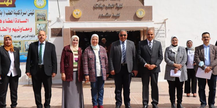 رئيس جامعة الأزهر يفتتح عيادة كلية طب البنات الطبية ومعرض ملابس مجاني للطالبات