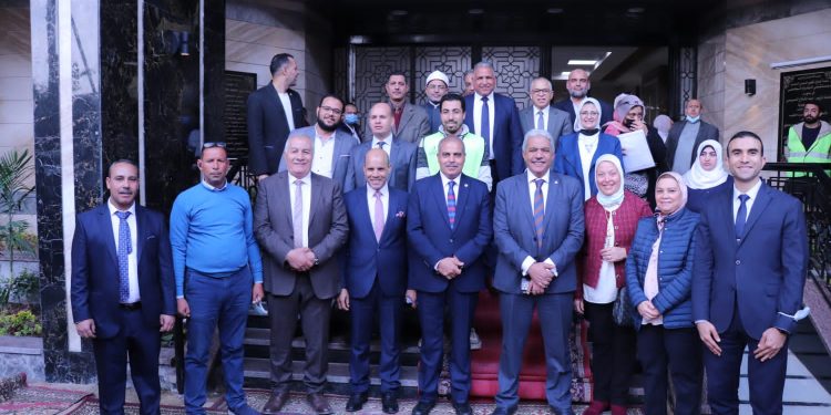 رئيس جامعة الأزهر يقدم التحية والتقدير لأسر شهداء الوطن في يوم الشهيد