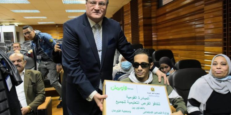 جامعة القاهرة تنظم احتفالية لتوزيع أجهزة “لاب توب” للطلاب ذوي الهمم