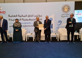 وزير المالية يكرم أستاذ بجامعة حلوان عن مشاركته في إعداد قانون المالية العامة الموحد