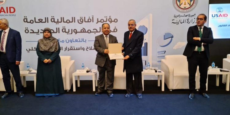 وزير المالية يكرم أستاذ بجامعة حلوان عن مشاركته في إعداد قانون المالية العامة الموحد