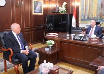 محافظ الإسكندرية يلتقى نقيب المعلمين لبحث أوجه التعاون