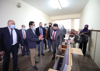 وزير التعليم العالي يتفقد معرض الأثاث بجامعة القاهرة الجديدة التكنولوجية