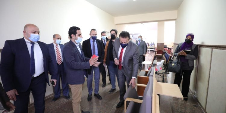 وزير التعليم العالي يتفقد معرض الأثاث بجامعة القاهرة الجديدة التكنولوجية