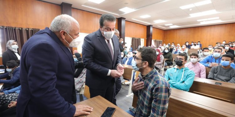 وزير التعليم العالي ومحافظ الوادي الجديد يفتتحان منشآت جديدة بجامعة الوادي الجديد