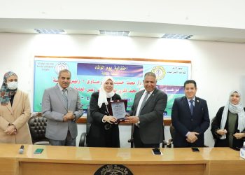 رئيس جامعة الأزهر يشهد تكريم القامات العلمية بكلية طب الأسنان بنات