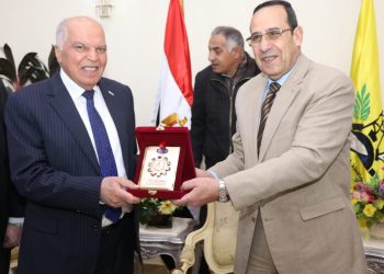 محافظ شمال سيناء يلتقي نقيب المعلمين بديوان المحافظة