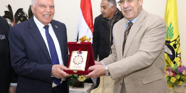 محافظ شمال سيناء يلتقي نقيب المعلمين بديوان المحافظة