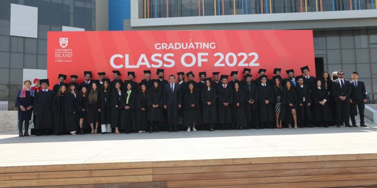 وزير التعليم العالي يشهد أول دفعة من الطلاب بالعاصمة الإدارية الجديدة