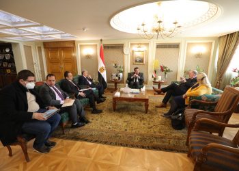 وزير التعليم العالي يستقبل وفد كلية الأطباء والجراحين الملكية بجلاسكو