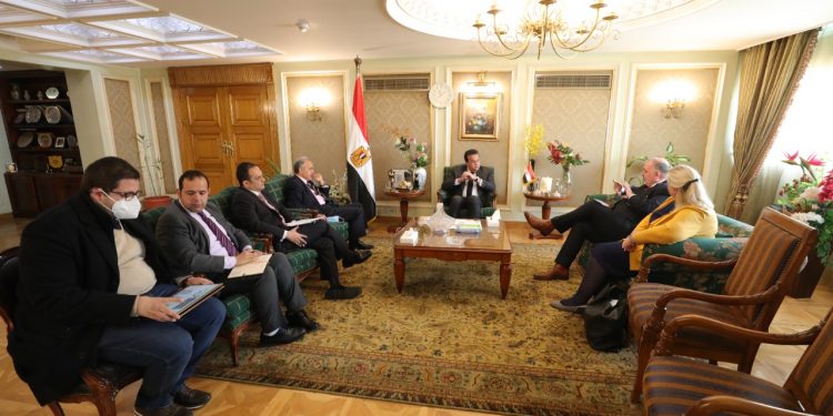 وزير التعليم العالي يستقبل وفد كلية الأطباء والجراحين الملكية بجلاسكو