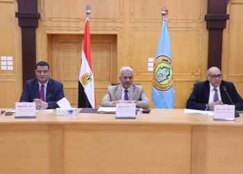 نائب رئيس جامعة الأزهر يفتتح مؤتمر تعزيز استخدام الطاقة الشمسية والنظم البيئية المتكاملة