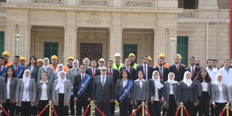 رئيس جامعة القاهرة يكرم أبناء الجامعة المشاركين فى الاحتفال بيوم الشهيد