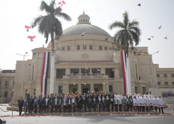 رئيس جامعة القاهرة يكرم أبناء الجامعة المشاركين فى الاحتفال بيوم الشهيد