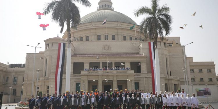 رئيس جامعة القاهرة يكرم أبناء الجامعة المشاركين فى الاحتفال بيوم الشهيد