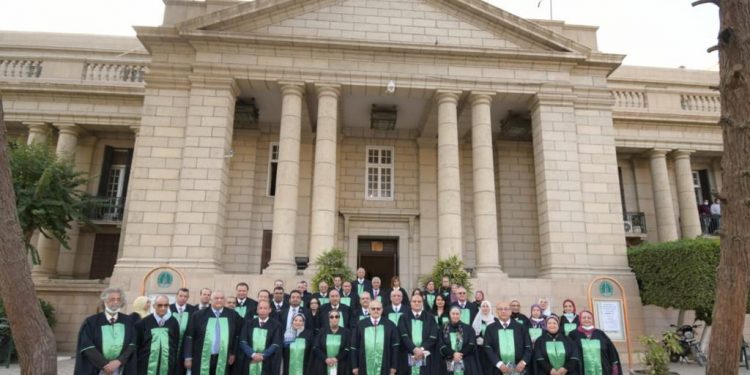 رئيس جامعة القاهرة يشهد تخريج الدفعة 188 من كلية الطب