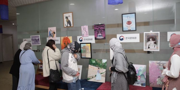 طلاب معهد سي جونج يشاركون في معرض إبداعات بالمركز الثقافي الكوري