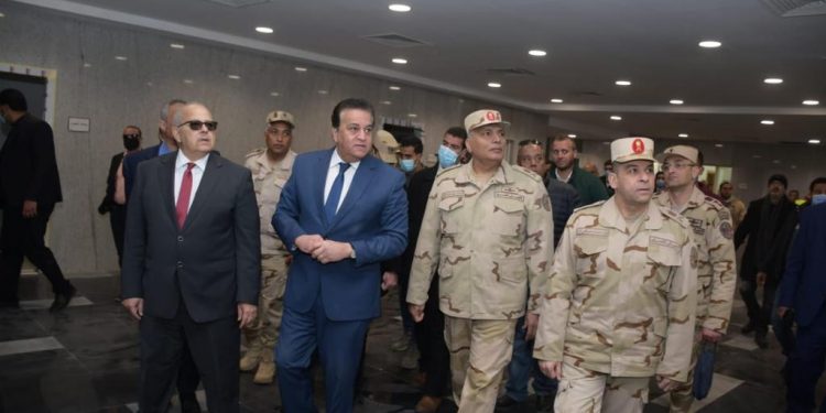 وزير التعليم العالي ورئيس جامعة القاهرة ورئيس الهيئة الهندسية يتفقدون مستشفى 500 500