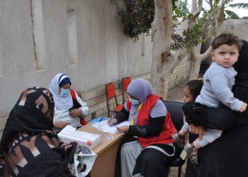 كشف مجاني وتوزيع أدوية في القافلة الطبية لـ جامعة حلوان بالصف