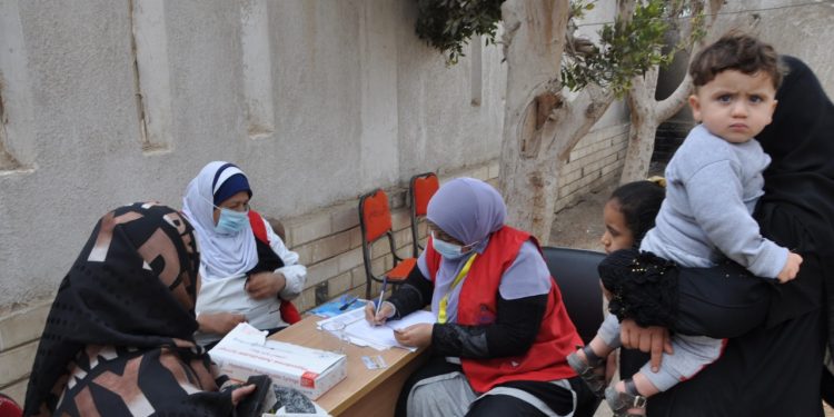 كشف مجاني وتوزيع أدوية في القافلة الطبية لـ جامعة حلوان بالصف