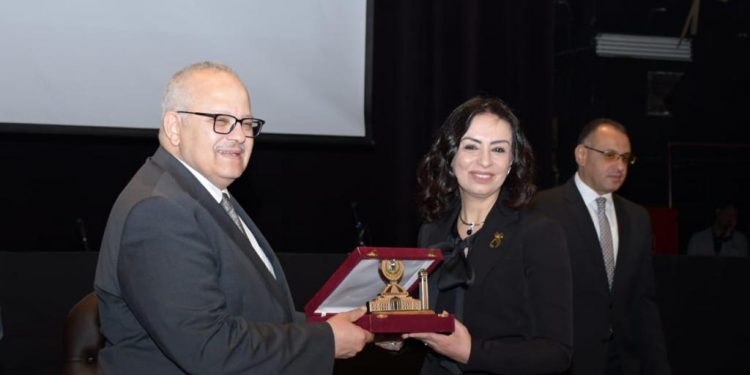 جامعة القاهرة وهيئة قضايا الدولة تكرمان رئيسة المجلس القومي للمرأة